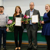 Zwei Männer und zwei Frauen stehen vor einer Tafel nebeneinander. Die Personen in der Mitte halten Urkunden und Blumensträusse in den Händen