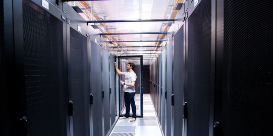 ITMC-Mitarbeiter in einem Serverraum