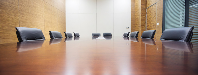 Konferenztisch mit Stühlen