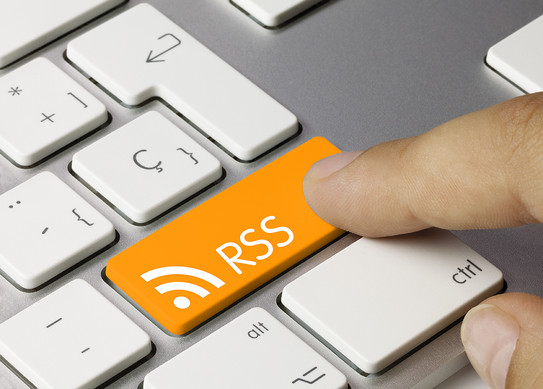 Finger zeigt auf eine RSS-Taste einer Tastatur