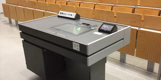 Hörsaalpult Pult mit Medienausstattung im leeren Hörsaal
