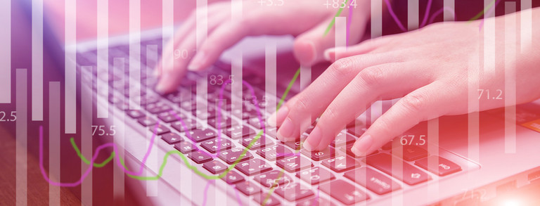 Frauenhände auf Tastatur hinter transparenten Diagrammen