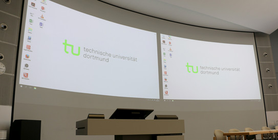 Audimax-Pult-Projektionswand Hörsaalpult vor der gebogenen Projektionswand im Audimax