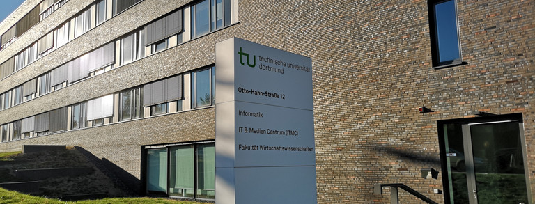 ITMC-Gebäude, Blick auf Adressenschild