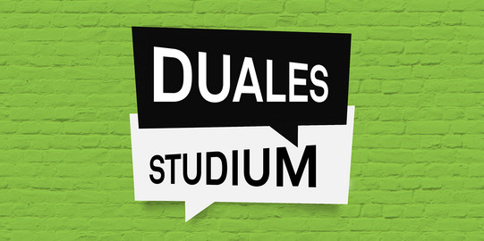 Mauer mit Schild "Duales Studium"