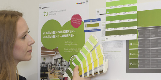 dreigeteiltes Bild: Auszubildende kontrolliert Farben mit einem Farbfächer, Flyer des ITMC, Hörsaalpult mit Medientechnik