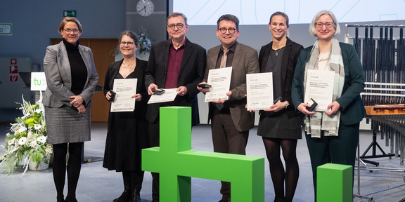 Das Bild zeigt die Vergabe des Lehrpreises durch die Prorektorin Studium, Professorin Dr. Wiebke Möhring, im Rahmen der akademischen Jahresfeier 2023.