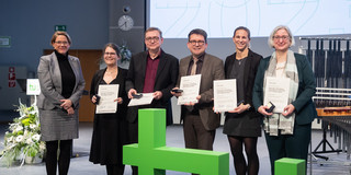 Das Bild zeigt die Vergabe des Lehrpreises durch die Prorektorin Studium, Professorin Dr. Wiebke Möhring, im Rahmen der akademischen Jahresfeier 2023.