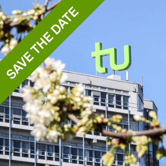 Das TU Gebäude umgeben von blühenden Kirschblüten. In der Ecke eine grüne, stilisierte Binde mit dem Schriftzug "Save the date".