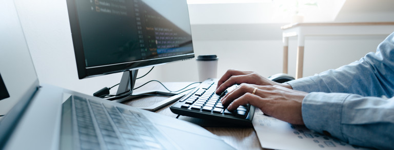 Programmierer am Computer Programmierer, der Software-Code auf dem Bildschirm überprüft