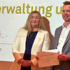 Liudvika Leišytė and Uwe Wilkesmann presenting the certificate.