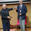 Der amtierende Präsident der AAATE Prof. Georgios Kouroupetroglou übergibt den AAATE Diamond Award an Prof. Dr. Christian Bühler.