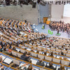 Blick von hinten über vollbesetzte Stuhlreihen im Audimax