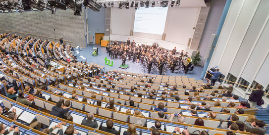 Blick von hinten über vollbesetzte Stuhlreihen im Audimax