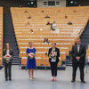 Gruppenfoto mit drei Frauen und drei Männern. Die Personen halten Abstand und die Frauen haben jeweils einen Blumenstrauß in der Hand