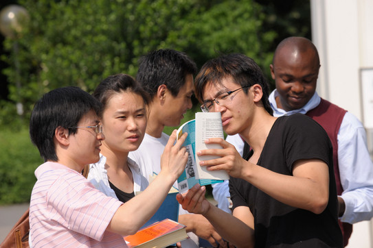 Internationale Studierende unterhalten sich.