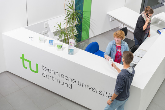 Studierendenberatung Ein Student gibt seine Wartenummer bei der Studienberatung ab.