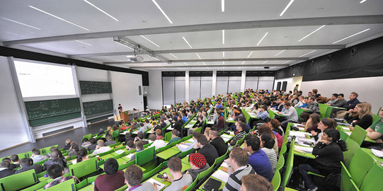 Students sitting in a lecture in the lecture hall.