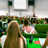 Studierende sitzen in einer Vorlesung im Hörsaal.