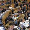 Students are sitting in a lecture in the audimax. 