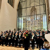 Der Unichor vor dem Altar der Petri-Kirche. Im Vordergrund Heinke Kirzinger.